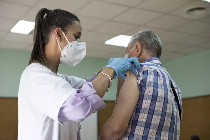 Catalunya participa en un estudi que conclou que les vacunes poden prevenir més d'un 50% la Covid persistent