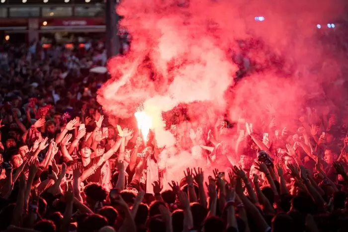 La Liga denunciará a ultras del Atlético que intimidaron a una niña por vestir una camiseta de Vinicius