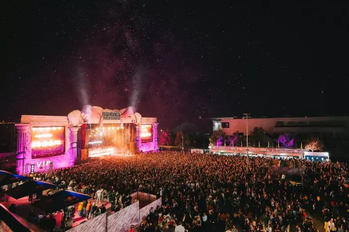 Más abusos de los festivales: Brava Madrid cobra diez euros por usar un bus que el Ayuntamiento ofreció como gratuito