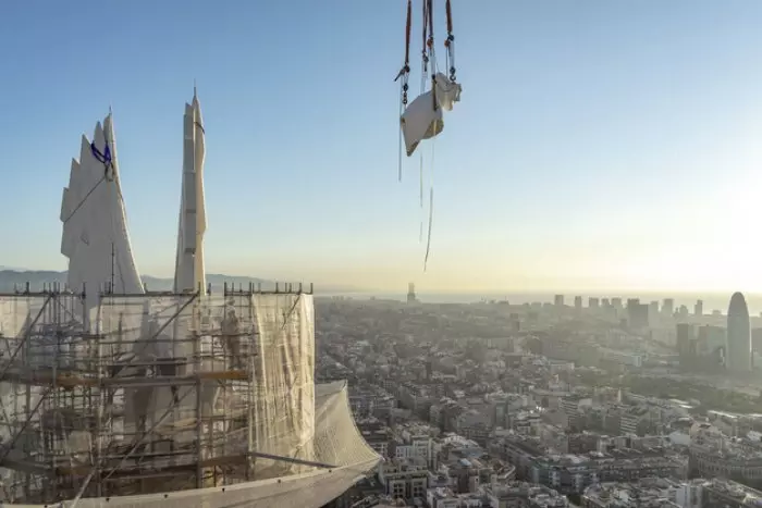 La Sagrada Família corona la torre de l'evangelista Mateu amb una figura humana