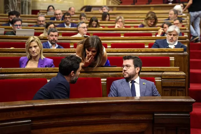 El Parlament supedita la investidura de Sánchez a avenços per assolir un referèndum acordat
