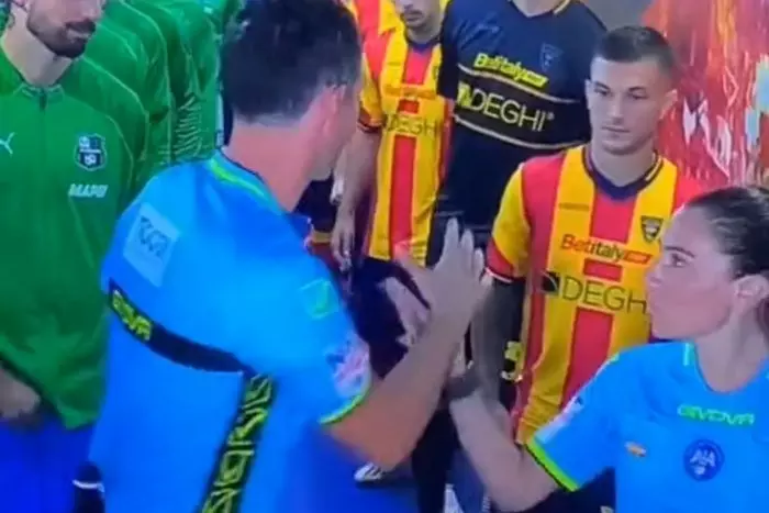 Un árbitro italiano podría ser sancionado por retirar el saludo a una compañera