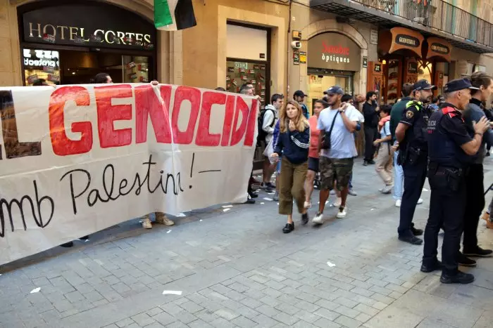 Acció de protesta contra el "genocidi" a Gaza a l'hotel d'un magnat israelià del centre de Barcelona