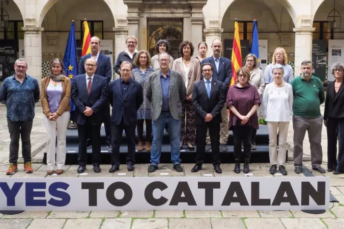 Òmnium, universitats, sindicats i patronals s'uneixen per reclamar a la UE l'oficialitat del català