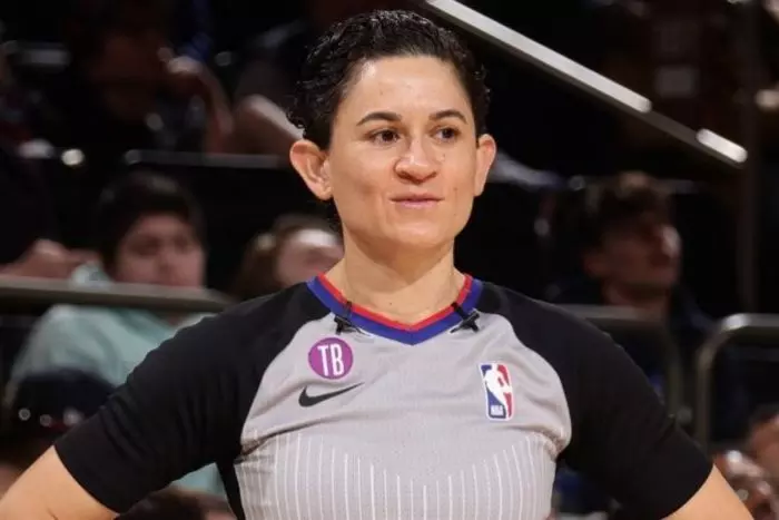 Che Flores, primera persona no binaria en arbitrar en la NBA