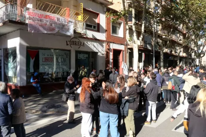 Més de 400 persones eviten el desnonament del centre social ocupat L’Obrera de Sabadell