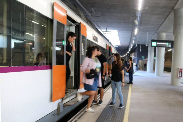 Capella i Puente acorden la posada en marxa de sis grups de treball per avançar en el traspàs de Rodalies