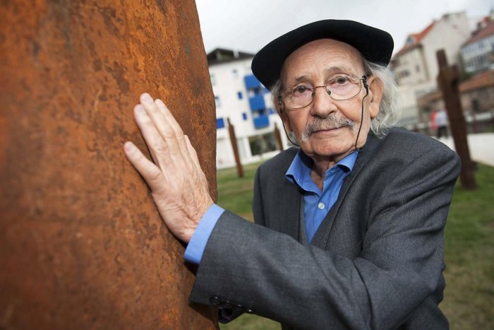 Muere el artista vasco Agustín Ibarrola a los 93 años, creador del 'Bosque de Oma'