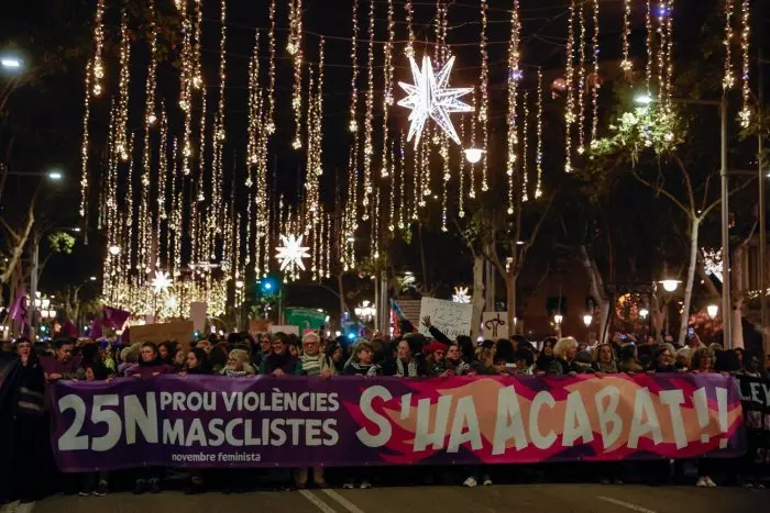 Milers de persones omplen el centre de Barcelona en la marxa feminista del 25-N per proclamar que "s'ha acabat"