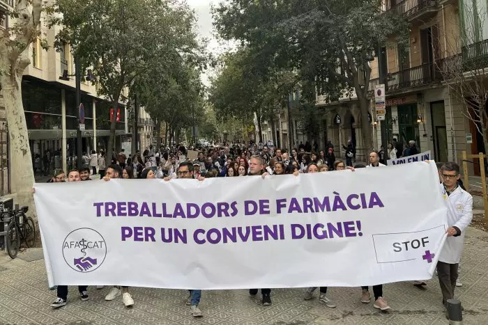 200 farmacèutics es mobilitzen a Barcelona per exigir l'equiparació del conveni català amb l'estatal