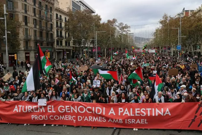 Milers de persones tornen a manifestar-se a Barcelona per reclamar que "s'aturi el genocidi a Palestina"