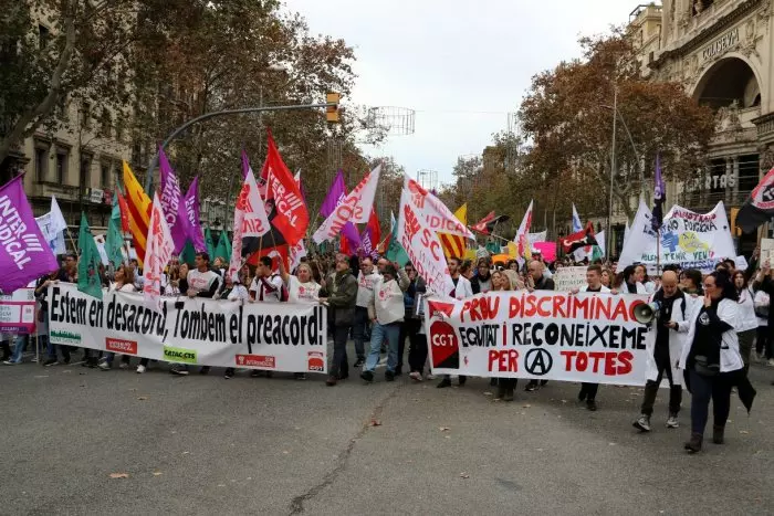 Uns 3.000 sanitaris es manifesten pel centre de Barcelona en desacord amb el nou conveni de l'ICS