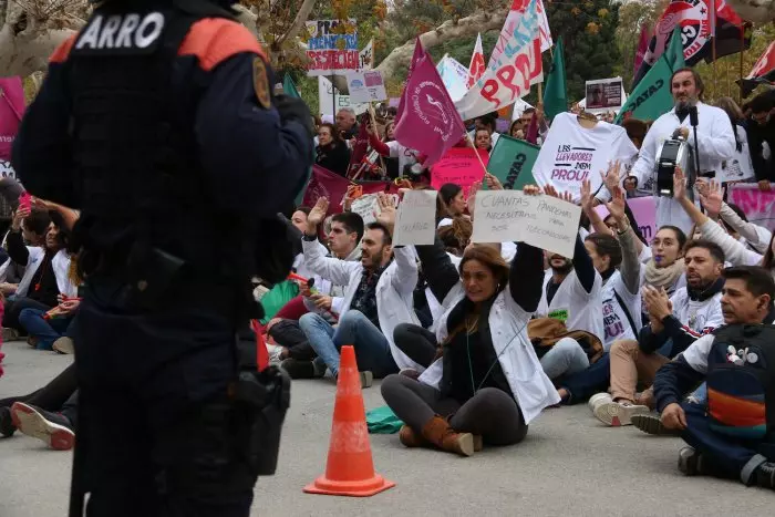 Centenars de sanitaris protesten davant del Parlament contra el nou conveni de l'ICS en el segon dia de vaga