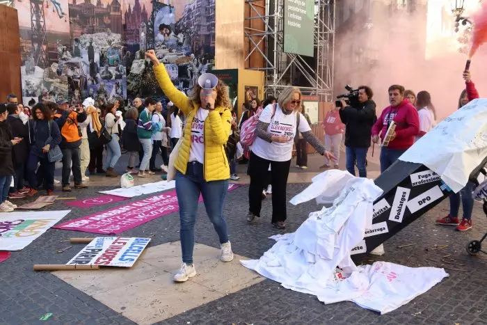 Un miler d'infermeres llancen les seves bates a la plaça de Sant Jaume per reclamar la dimissió de Balcells