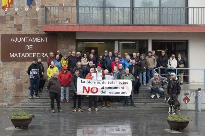 Entreguen gairebé 15.000 signatures a Matadepera per defensar la continuïtat del restaurant de La Mola