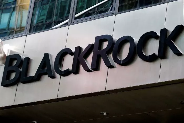BlackRock, el fondo con intereses en medios e industria armamentista, se embolsa 700 millones del Ibex