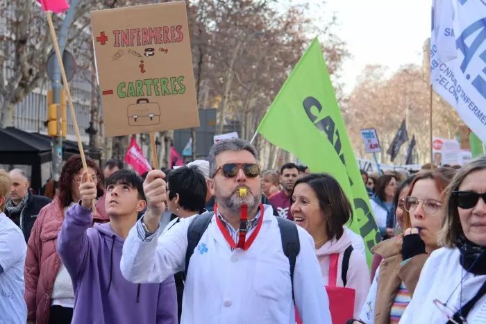 Una nova manifestació dels sanitaris reuneix un miler de persones contra el conveni de l'ICS