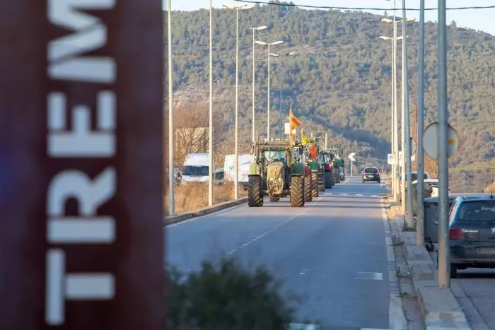 Pagesos protesten en diverses marxes lentes de tractors a diferents punts de la demarcació de Lleida