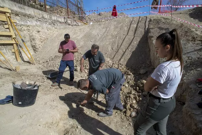 Hallan los restos de una docena de represaliados del franquismo en una fosa del cementerio de Jaén
