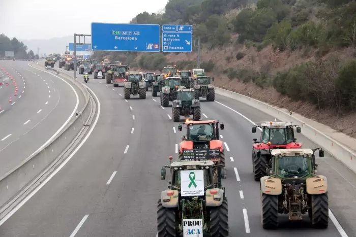 Segona jornada de protestes dels pagesos: centenars de tractors inicien una marxa lenta cap a Barcelona