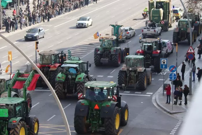 La pagesia arriba a Barcelona amb més de 2.000 tractors en una mobilització històrica
