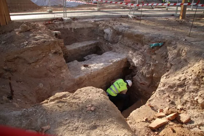 Descobreixen 20 metres de muralla medieval i restes de les Casernes de Drassanes a les obres de la Rambla