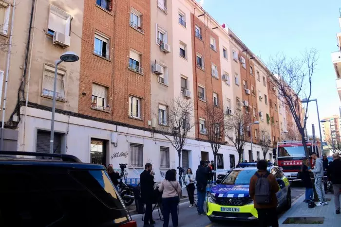 Desallotgen sencer un dels edificis adjacents al bloc esfondrat a Badalona per l'aparició d'una esquerda