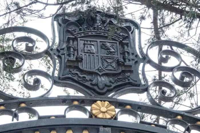 Patrimonio Nacional retira los escudos franquistas que coronaban la verja de acceso al palacio de El Pardo