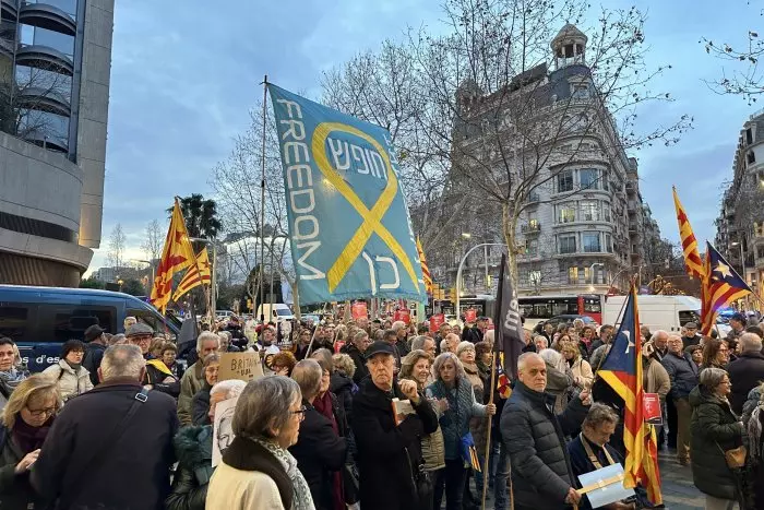 Exigeixen l'alliberament de Julian Assange davant del consolat britànic a Barcelona