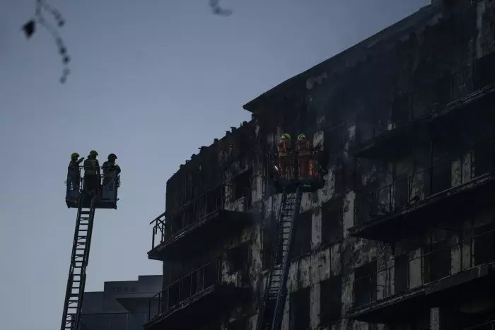 La policia troba una desena víctima mortal a l'edifici cremat a València