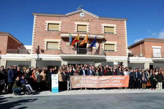 Unes 300 persones es concentren a Mequinensa en defensa del català com a llengua pròpia de l'Aragó