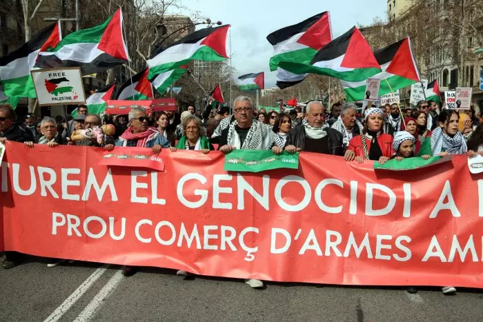 4.500 manifestants exigeixen a Barcelona que el Govern espanyol que aturi la compravenda d'armes amb Israel