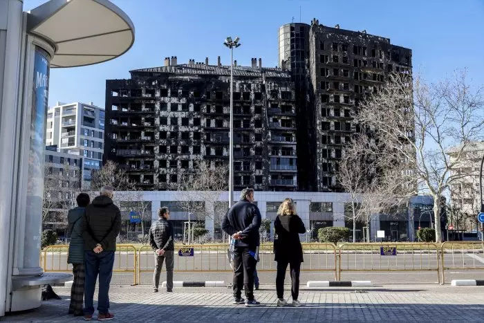 El juez archiva la investigación por el incendio del edificio de València al descartar un origen criminal