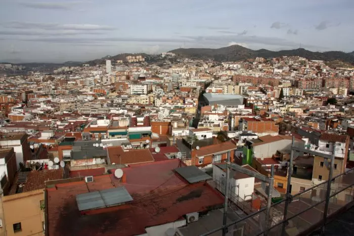 La crisi dels habitatges en mal estat s'estén amb el desallotjament d'una seixantena de veïns de dos edificis de Santa Coloma