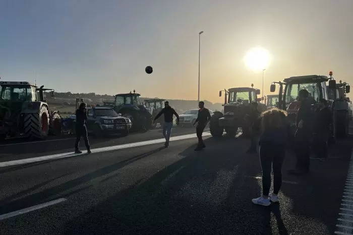 Els pagesos mantenen els talls a l'AP-7 a Pontós i a l'A-2 i l'AP-2 a Ponent a l'espera de reunir-se amb Mascort aquest dijous