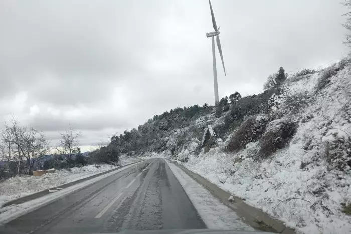 La neu cobreix l'interior de Catalunya per sobre dels 500 metres i una quinzena de carreteres es veuen afectades