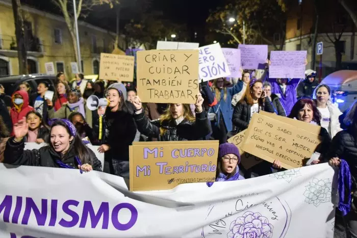 La feminización de los trabajos en el hogar, la educación y la sanidad vuelca el peso de los cuidados sobre las mujeres