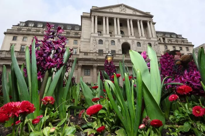 El Banco de Inglaterra considera que la economía británica "avanza en la dirección correcta" para bajar los tipos