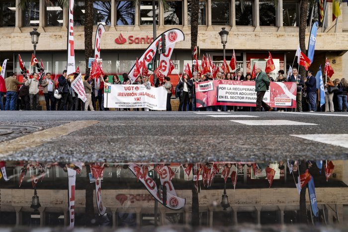 Amplio seguimiento de la primera huelga en la banca después de 40 años por la mejora de los salarios