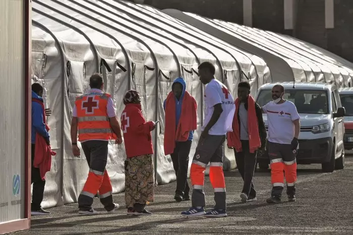 Dos cayucos con 124 adultos y 18 menores llegan a Canarias