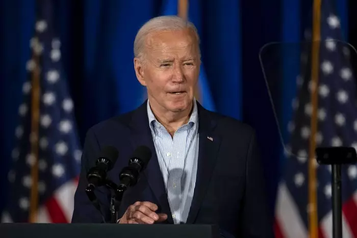 La campaña de Biden critica el vídeo de Trump donde el presidente aparece maniatado y amordazado