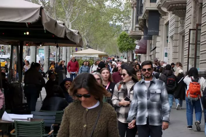 Catalunya supera el seu rècord de treballadors en actiu després d'un altre mes de caiguda de l'atur