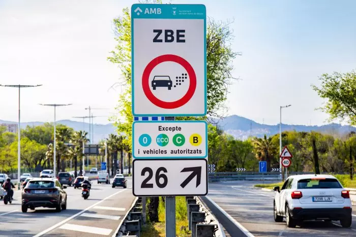 Els vehicles amb etiqueta groga tindran restriccions a la ZBE el 2026 i no hi podran circular el 2028