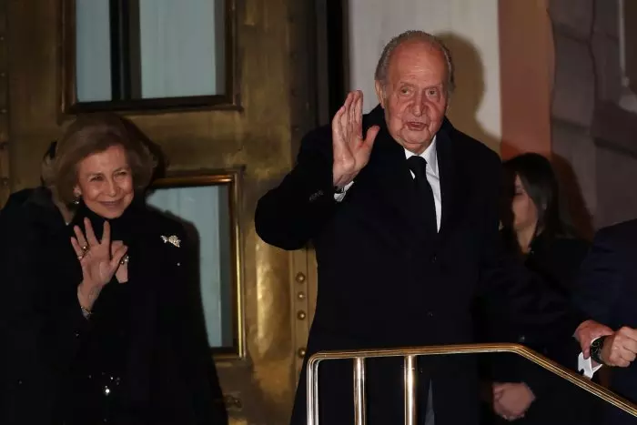 Los reyes Juan Carlos y Sofía asistirán con las infantas a la boda de Almeida