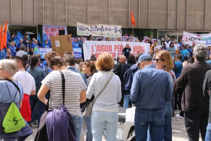 Unes 500 persones es mobilitzen a Girona per denunciar la sobreexplotació dels rius i aqüífers i la "mala gestió" de l'aigua