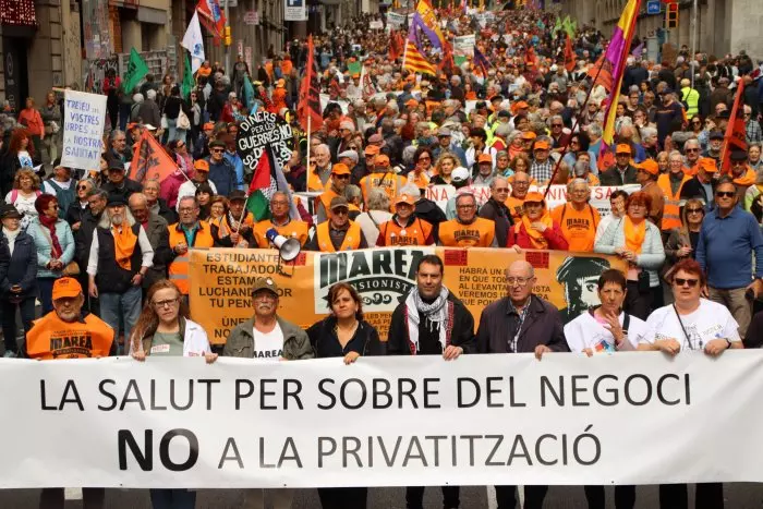Unes 2.500 persones es manifesten a Barcelona per defensar la sanitat pública