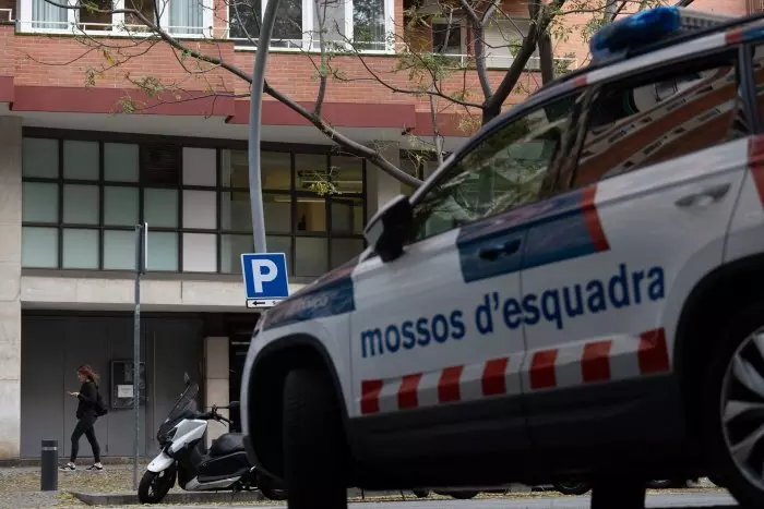 Piden ocho años de cárcel para cuatro Mossos por agredir a un migrante y falsear el atestado para culparle