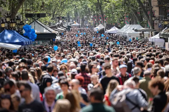 Barcelona recupera la totalidad de las Ramblas en un Sant Jordi con más paradas que nunca