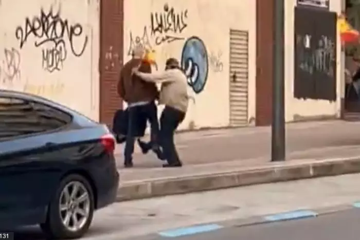 Manifestantes de ultraderecha agreden al secretario general del PSOE de Ponferrada