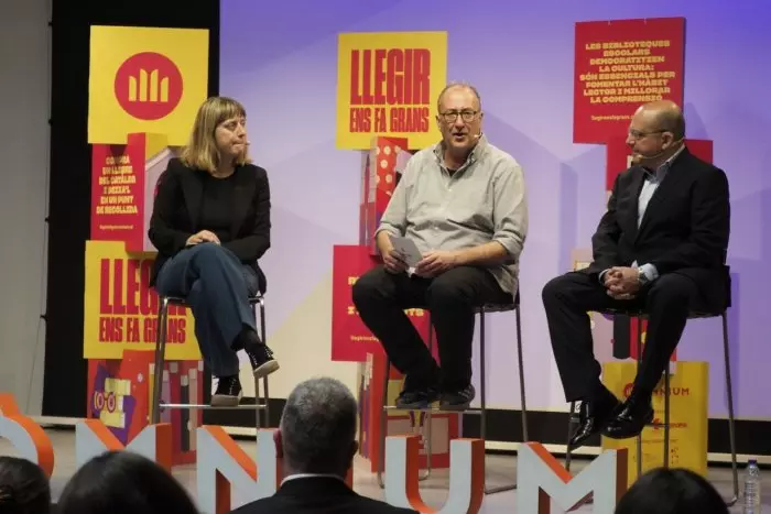 Òmnium vol recollir milers de llibres aquest Sant Jordi per fer créixer i dignificar les biblioteques escolars